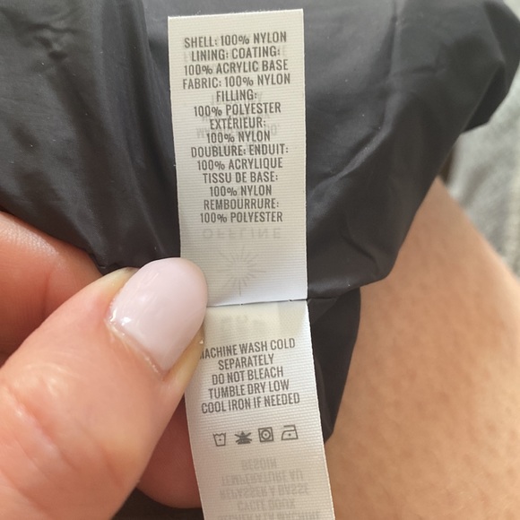 Offline by aerie puffer jacket. Fits more like a medium. BNWT - Picture 10 of 10